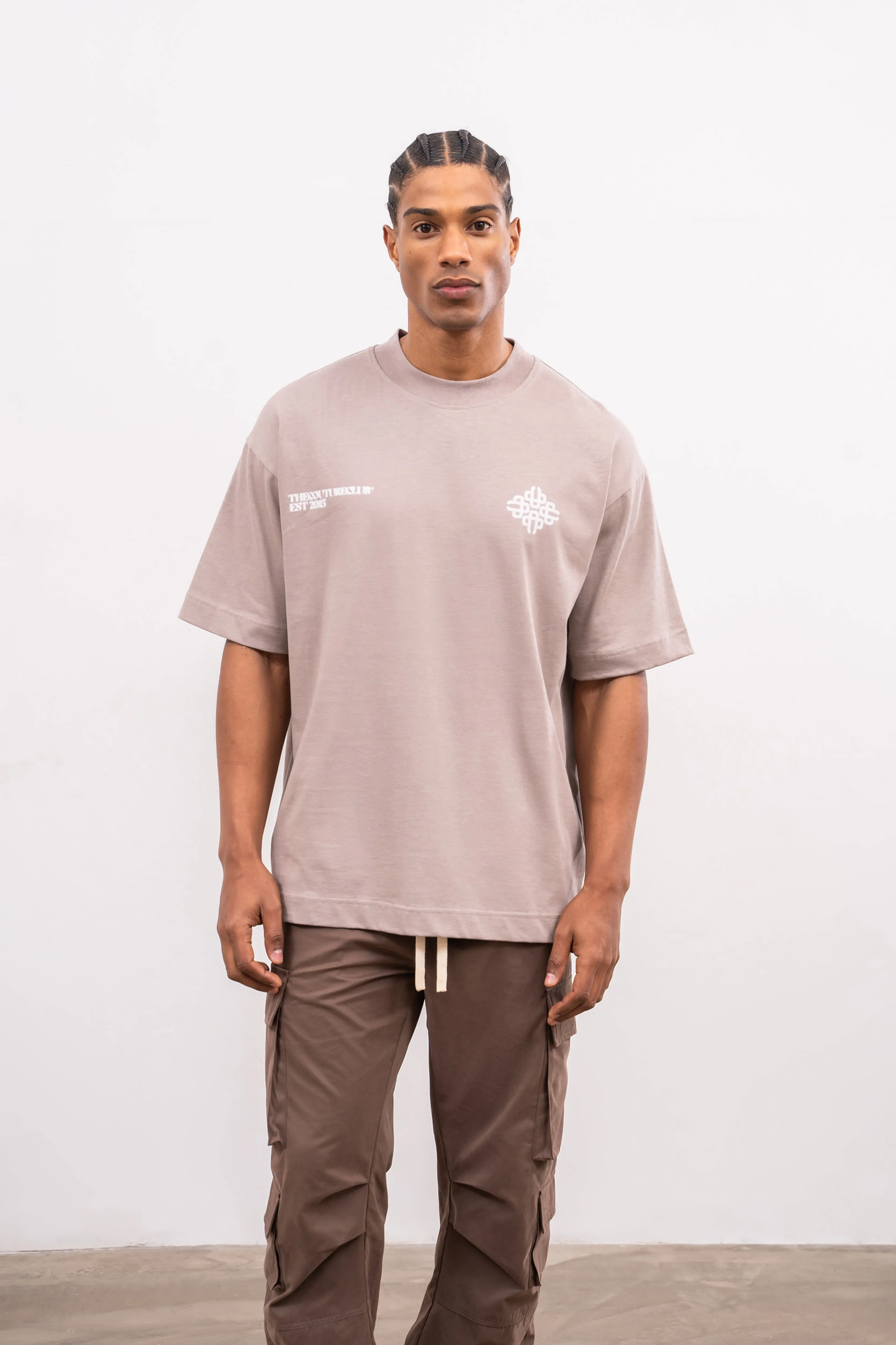 BLURRED GRAPHIC EMBLEM T-SHIRT - COFFEE