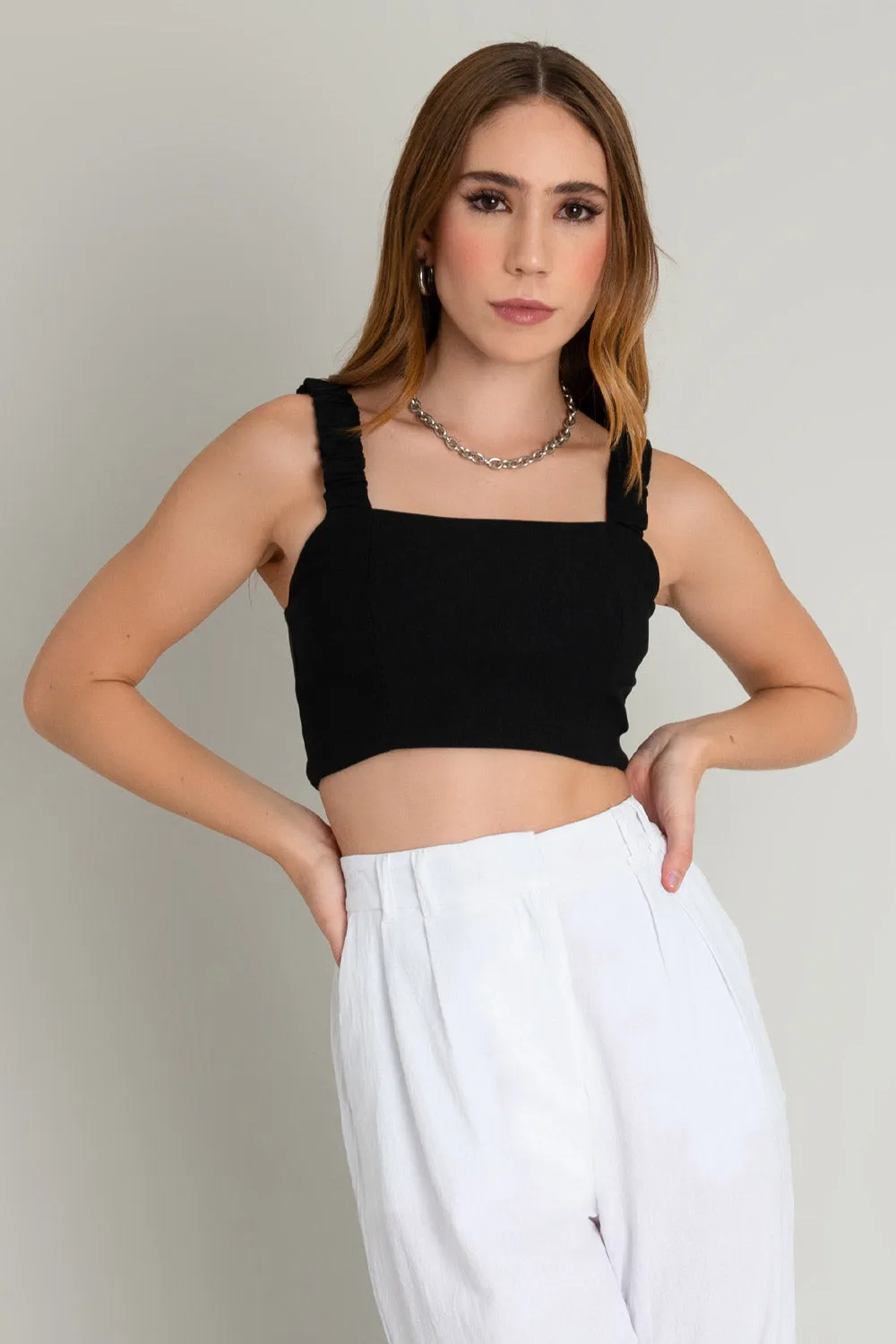 Crop top fit ajustado con tirantes plisados