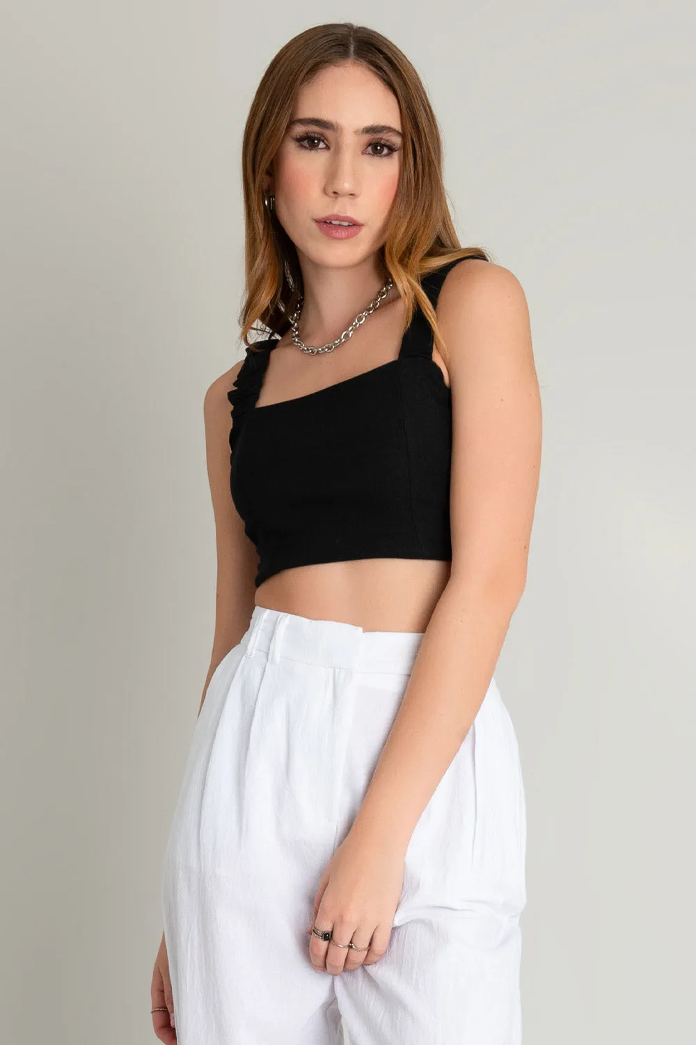 Crop top fit ajustado con tirantes plisados