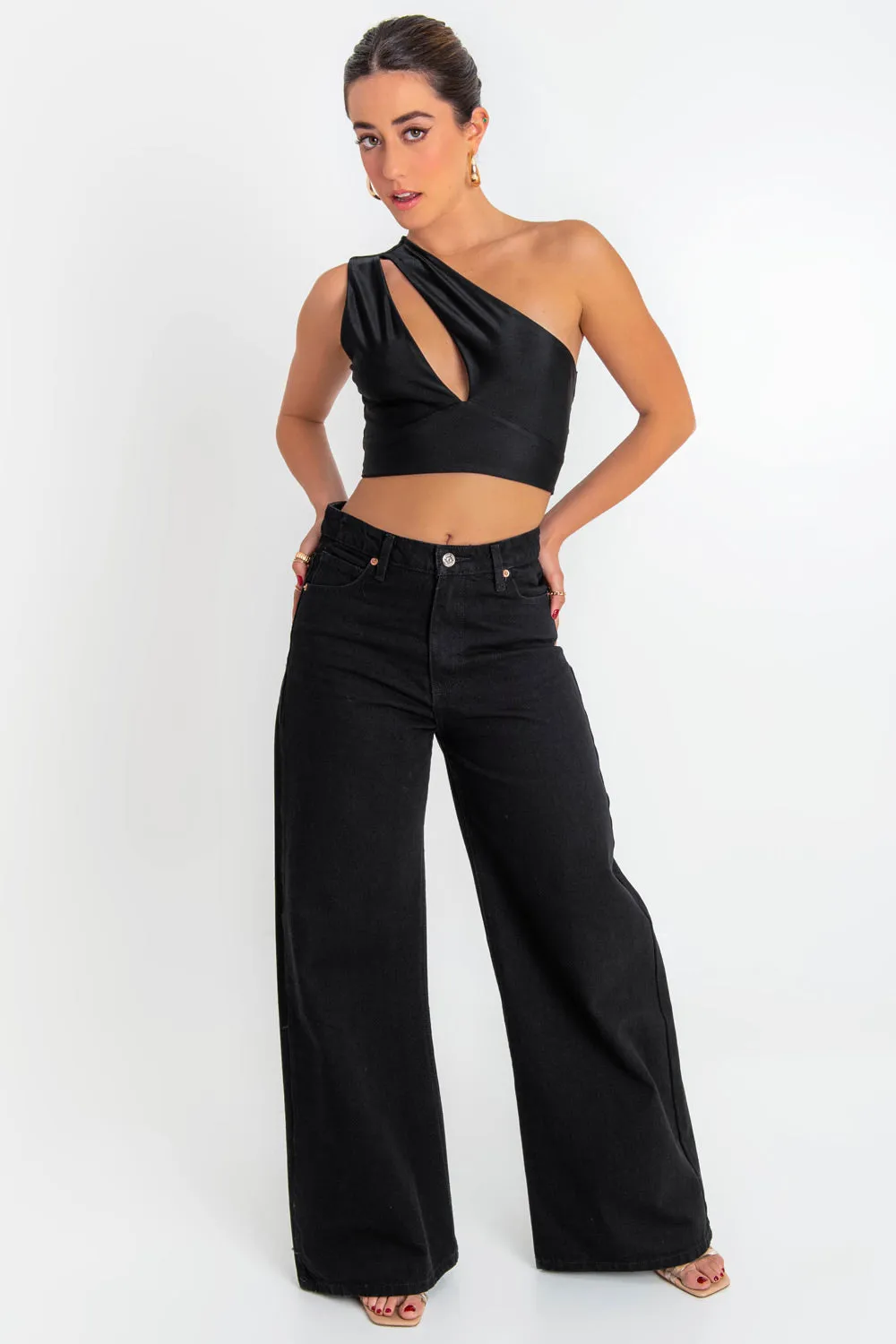 Crop top satinado asimétrico con cut out