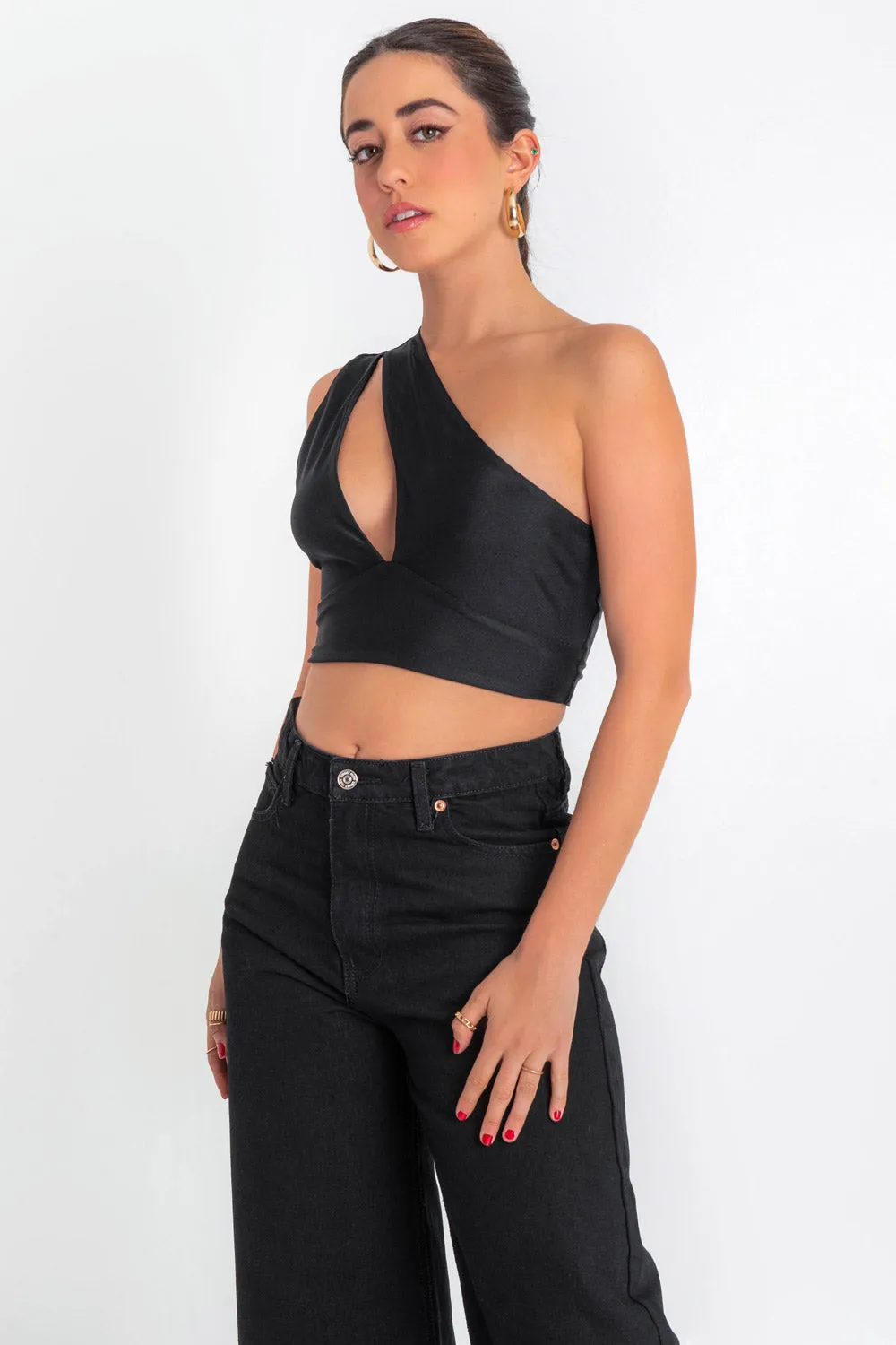 Crop top satinado asimétrico con cut out