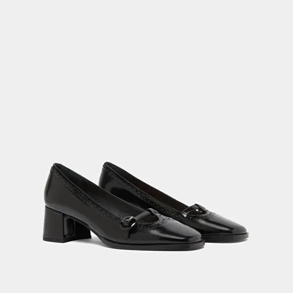 Heeled Mary Jane in black glazed leather