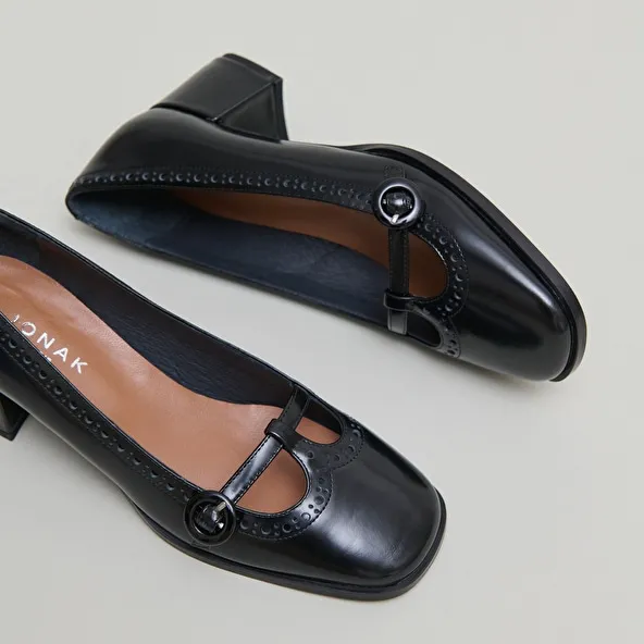 Heeled Mary Jane in black glazed leather