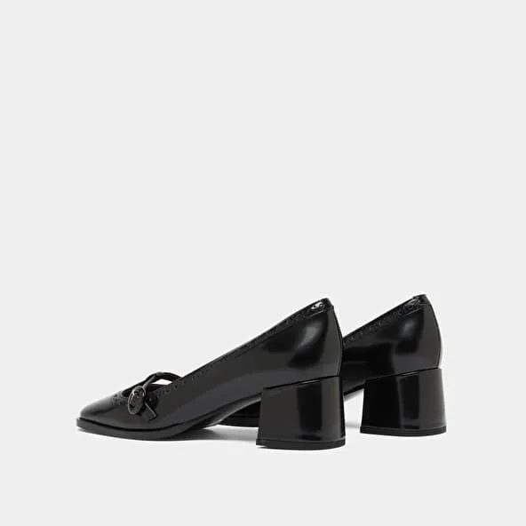 Heeled Mary Jane in black glazed leather