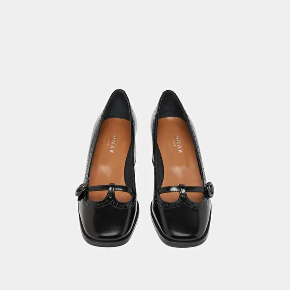 Heeled Mary Jane in black glazed leather