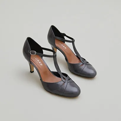 Heeled pumps with adjustable buckles in gray shiny leather