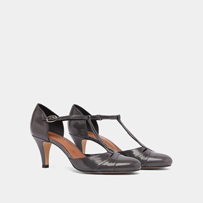 Heeled pumps with adjustable buckles in gray shiny leather