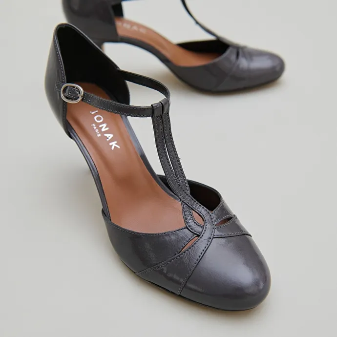 Heeled pumps with adjustable buckles in gray shiny leather