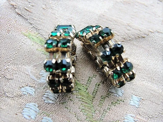 VINTAGE 50s Early 60s Emerald Green Rhinestone Earrings Interesting Design Clip On Earrings Daytime or Evening Vintage Costume J